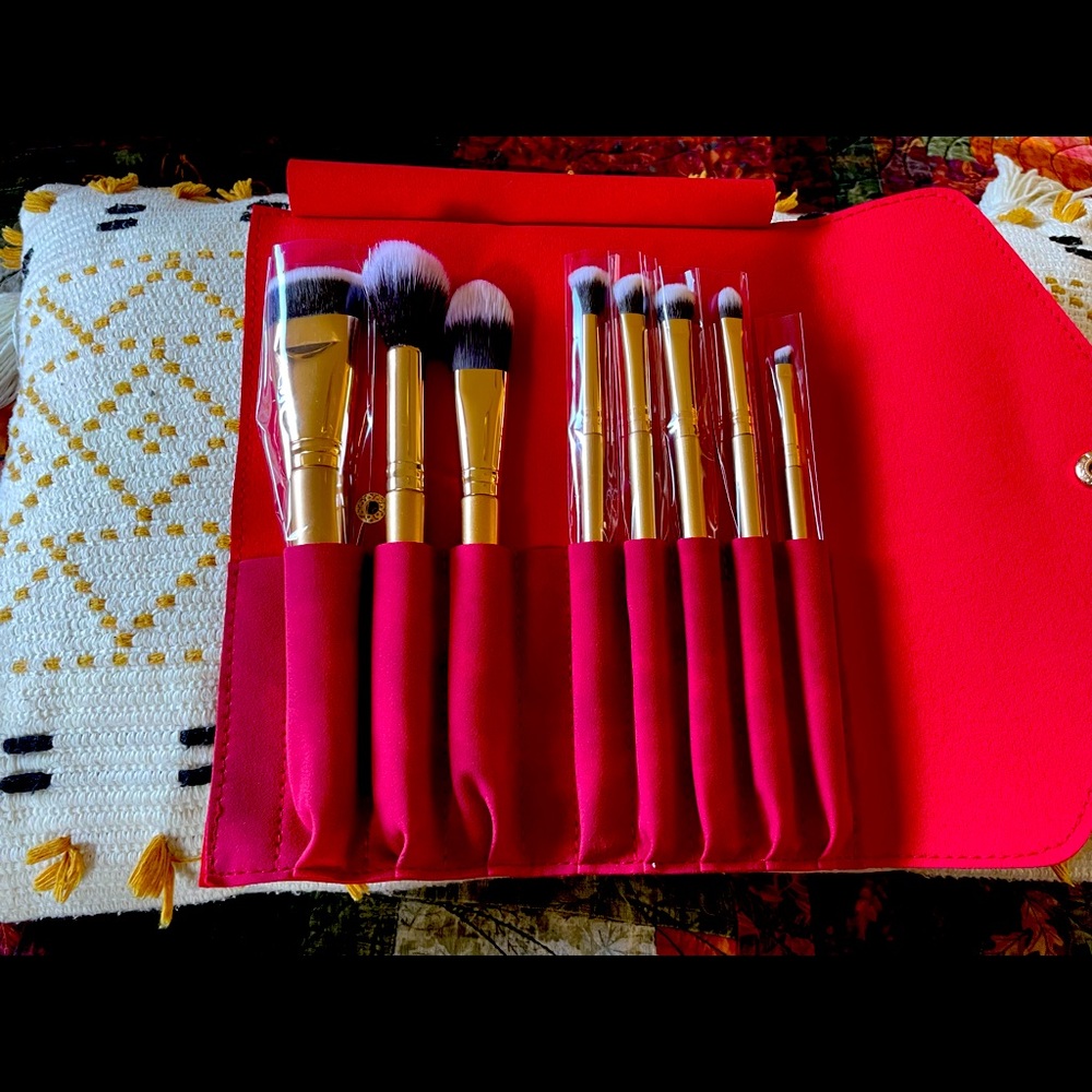 LUXIE 8pc face and brush set in traveling case